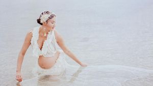 8 Foto Maternity Nadine Chandrawinata, Pose di Tepi Pantai Berkain Gorden