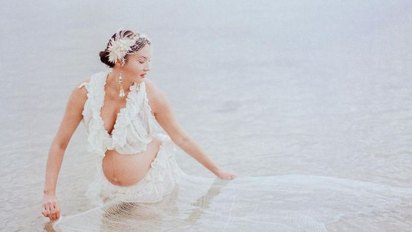 8 Foto Maternity Nadine Chandrawinata, Pose di Tepi Pantai Berkain Gorden