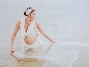8 Foto Maternity Nadine Chandrawinata, Pose di Tepi Pantai Berkain Gorden