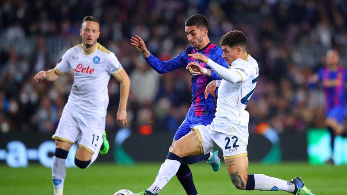 BARCELONA, SPAIN - FEBRUARY 17: Ferran Torres of FC Barcelona battles for possession with Giovanni Di Lorenzo of SSC Napoli during the UEFA Europa League Knockout Round Play-Off Leg One match between FC Barcelona and SSC Napoli at Camp Nou on February 17, 2022 in Barcelona, Spain. (Photo by Eric Alonso/Getty Images)