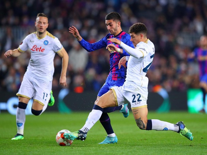BARCELONA, SPAIN - FEBRUARY 17: Ferran Torres of FC Barcelona battles for possession with Giovanni Di Lorenzo of SSC Napoli during the UEFA Europa League Knockout Round Play-Off Leg One match between FC Barcelona and SSC Napoli at Camp Nou on February 17, 2022 in Barcelona, Spain. (Photo by Eric Alonso/Getty Images)