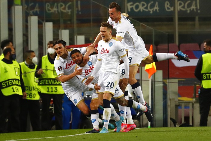 Napolis Piotr Zielinski, center, is cheered by teammates after scoring during the Europa League soccer match between Barcelona and Napoli in Barcelona, Spain, Thursday, Feb. 17, 2022. (AP Photo/Joan Monfort)