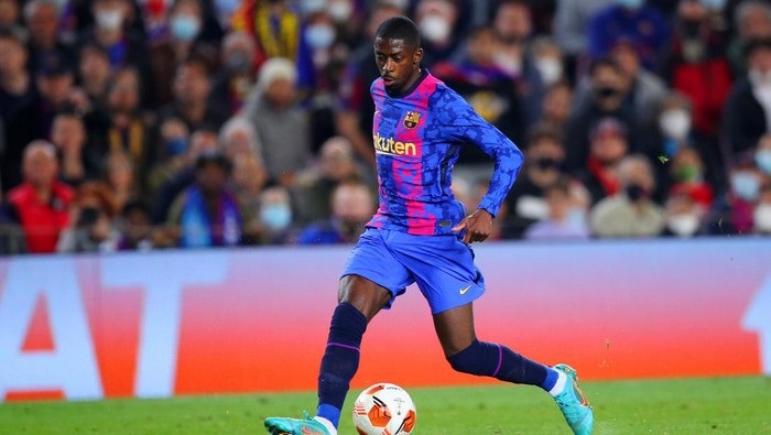 BARCELONA, SPAIN - FEBRUARY 17: Ousmane Dembele of FC Barcelona runs with the ball during the UEFA Europa League Knockout Round Play-Off Leg One match between FC Barcelona and SSC Napoli at Camp Nou on February 17, 2022 in Barcelona, Spain. (Photo by Eric Alonso/Getty Images)