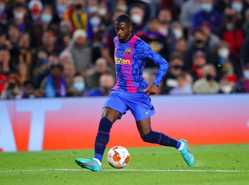 BARCELONA, SPAIN - FEBRUARY 17: Ousmane Dembele of FC Barcelona runs with the ball during the UEFA Europa League Knockout Round Play-Off Leg One match between FC Barcelona and SSC Napoli at Camp Nou on February 17, 2022 in Barcelona, Spain. (Photo by Eric Alonso/Getty Images)