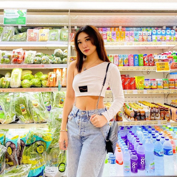 Livy Renata saat pergi ke supemarket menggunakan one shoulder crop top putih.