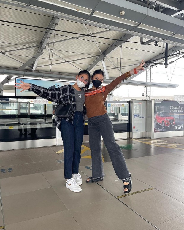 Outfit saat di stasiun MRT/instagram.com/tynadwijayanti Tampil modis saat di stasiun MRT.