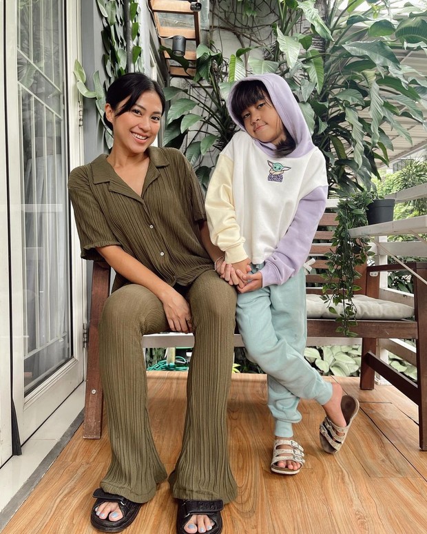 Outfit with sleepwear bersam sang anak kedua/instagram.com/tynadwijayanti Dengan mengenakan sleepwear bersama putri keduanya Aluan Mirdad.
