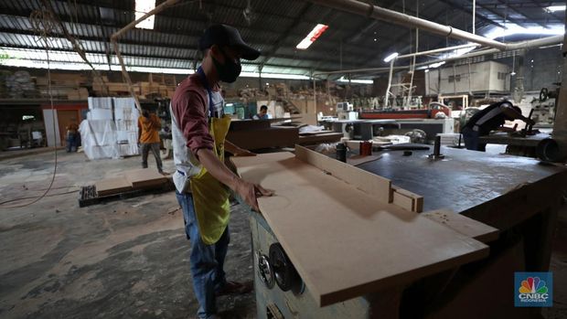 Pekerja menyelesaikan pembuatan mebel di area Daanmogot, Tangerang, Banten, Jumat (18/2/2022). (CNBC Indonesia/ Tri Susilo)