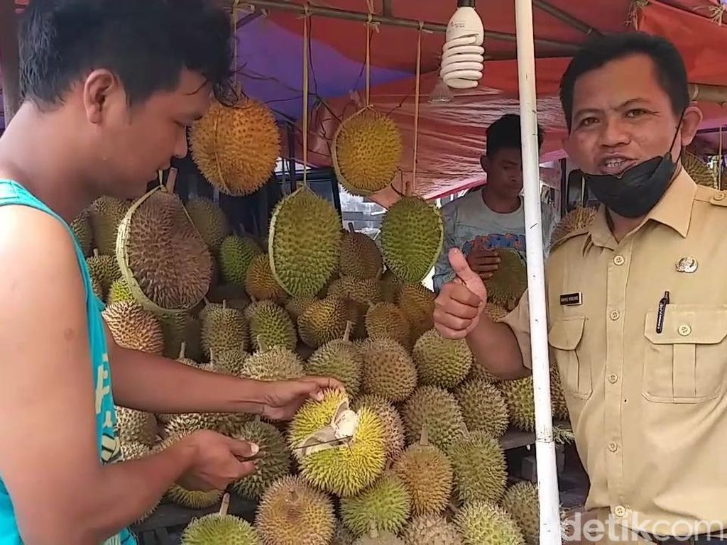 Pembeli Durian Zonk di Pasar Cheng Hoo Akan Diberi Ganti Rugi 50 Buah Gratis
