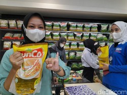 Mirip Pemilu, Pembeli Minyak Goreng di Sumedang Dicap Tinta