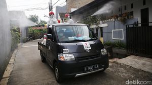 PMI Geber Penyemprotan Disinfektan di Permukiman Warga Bekasi