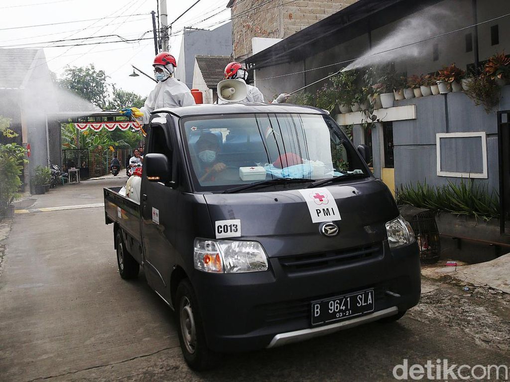 PMI Geber Penyemprotan Disinfektan di Permukiman Warga Bekasi PMI Geber Penyemprotan Disinfektan di Permukiman Warga Bekasi