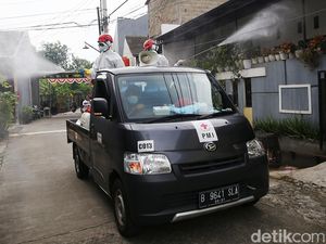PMI Geber Penyemprotan Disinfektan di Permukiman Warga Bekasi PMI Geber Penyemprotan Disinfektan di Permukiman Warga Bekasi