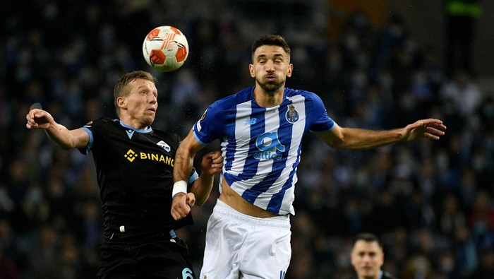 PORTO, PORTUGAL - FEBRUARY 17: Lucas Leiva of SS Lazio competes for the ball with Marko Grujic of FC Porto during the UEFA Europa League Knockout Round Play-Offs Leg One match between FC Porto and SS Lazio at Estadio do Dragao on February 17, 2022 in Porto, Portugal. (Photo by Marco Rosi - SS Lazio/Getty Images)