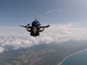 Aksi Ratna Listy Terjun Payung, Menangis Takjub di Ketinggian 10 Ribu Kaki