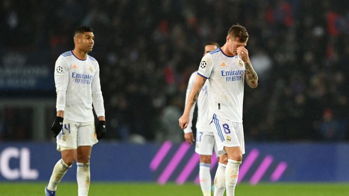 PARIS, FRANCE - FEBRUARY 15: Toni Kroos of Real Madrid reacts after Kylian Mbappe of Paris Saint-Germain (not pictured) scored their sides first goal during the UEFA Champions League Round Of Sixteen Leg One match between Paris Saint-Germain and Real Madrid at Parc des Princes on February 15, 2022 in Paris, France. (Photo by Shaun Botterill/Getty Images)