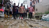 Risma Becek-becekan Tinjau Banjir di Gunung Putri Bogor