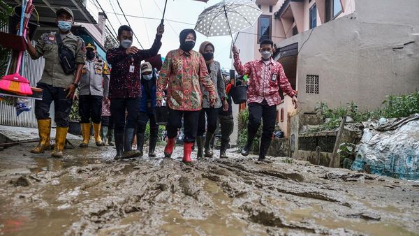 Risma Becek-becekan Tinjau Banjir di Gunung Putri Bogor