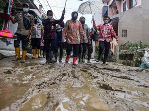 Risma Becek-becekan Tinjau Banjir di Gunung Putri Bogor