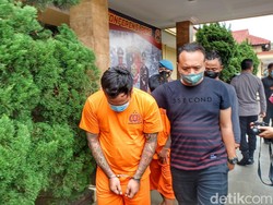 Tampang Lesu Duo Begal Bersajam Usai Diringkus Polisi di Bandung