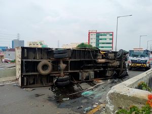 Kronologi Truk Terguling hingga Nyaris Jatuh dari Tol Layang Priok
