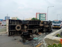 Kronologi Truk Terguling hingga Nyaris Jatuh dari Tol Layang Priok