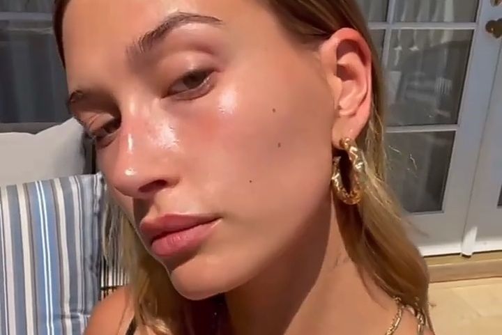 Tampilan glaze skin Hailey Bieber/Foto: instagram.com/haileybieber