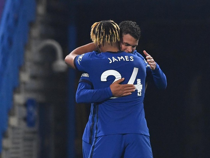 LONDON, ENGLAND - NOVEMBER 07: Thiago Silva of Chelsea celebrates with teammate Reece James after scoring his teams third goal during the Premier League match between Chelsea and Sheffield United at Stamford Bridge on November 07, 2020 in London, England. Sporting stadiums around the UK remain under strict restrictions due to the Coronavirus Pandemic as Government social distancing laws prohibit fans inside venues resulting in games being played behind closed doors. (Photo by Ben Stansall - Pool/Getty Images)