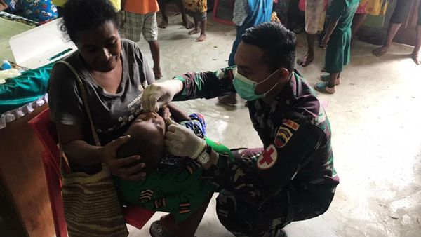 TNI Bantu Layanan Posyandu di Perbatasan