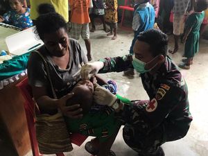 TNI Bantu Layanan Posyandu di Perbatasan TNI Bantu Layanan Posyandu di Perbatasan