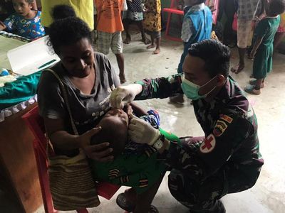 TNI Bantu Layanan Posyandu di Perbatasan