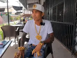 Pria Jadi Sensasi bak Toko Emas Berjalan, Pakai Perhiasan Emas 2 Kg