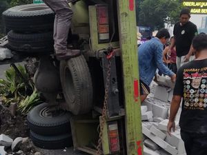 Ada Truk Terguling, Lalin di Jalan MT Haryono Arah Halim Macet