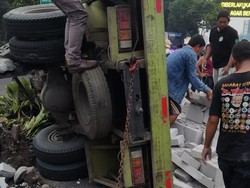 Ada Truk Terguling, Lalin di Jalan MT Haryono Arah Halim Macet