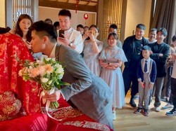 Viral Mempelai Pria Cium Istri Saat Pernikahan, Syok Saat Buka Kerudungnya