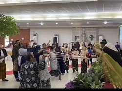 Viral Pengantin Apes, Jatuh dari Pelaminan Saat Prosesi Tarik Bunga Pernikahan
