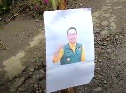 Warga Pasang Foto Ridwan Kamil di Jalanan Berlubang Cianjur Sebagai Bentuk Protes