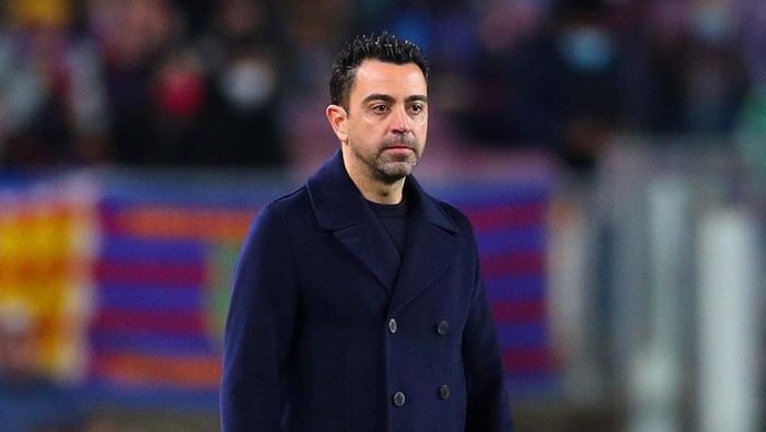 BARCELONA, SPAIN - FEBRUARY 17: Xavi Hernandez, Head Coach of FC Barcelona looks on during the UEFA Europa League Knockout Round Play-Off Leg One match between FC Barcelona and SSC Napoli at Camp Nou on February 17, 2022 in Barcelona, Spain. (Photo by Eric Alonso/Getty Images)