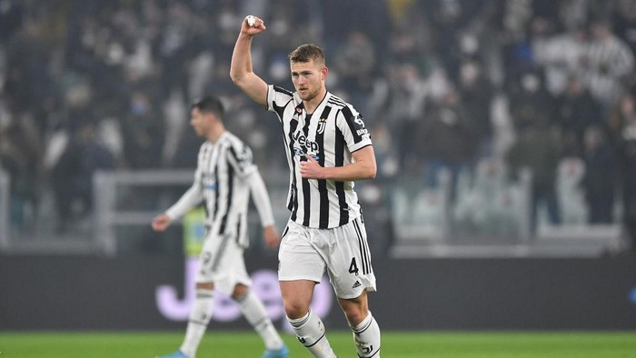 TURIN, ITALY - FEBRUARY 18:  Matthijs De Ligt of Juventus celebrates the opening goal during the Serie A match between Juventus and Torino FC at Allianz Stadium on February 18, 2022 in Turin, Italy.  (Photo by Valerio Pennicino/Getty Images)