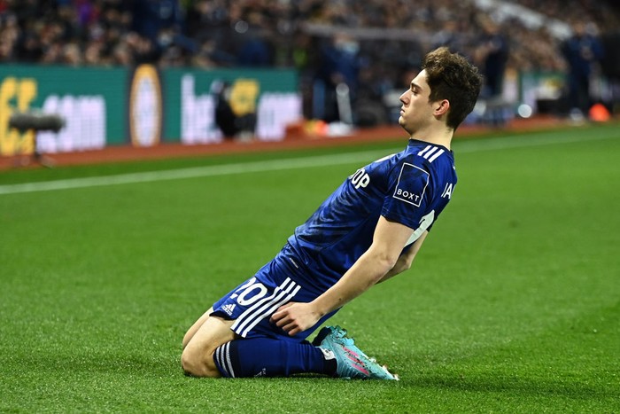 1369628648 BIRMINGHAM, ENGLAND - FEBRUARY 09: Daniel James of Leeds United celebrates after scoring their team's second goal during the Premier League match between Aston Villa and Leeds United at Villa Park on February 09, 2022 in Birmingham, England. (Photo by Clive Mason/Getty Images)