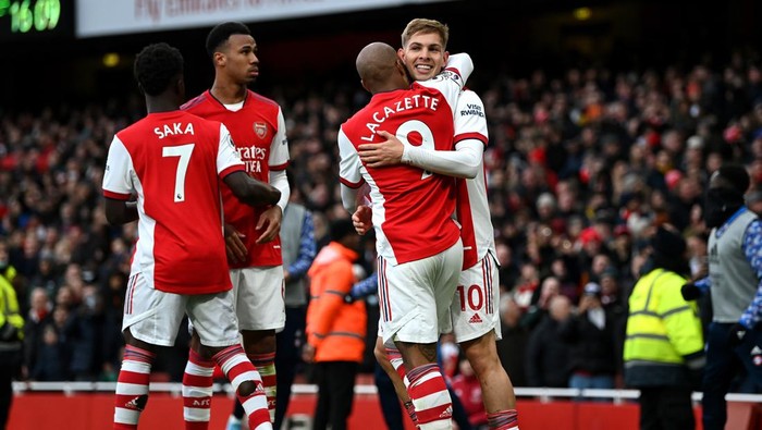 LONDON, ENGLAND - FEBRUARY 19: Emile Smith Rowe of Arsenal celebrates after scoring their sides first goal with Alexandre Lacazette during the Premier League match between Arsenal and Brentford at Emirates Stadium on February 19, 2022 in London, England. (Photo by Shaun Botterill/Getty Images)