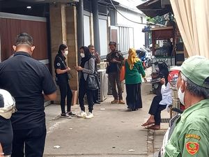 Suasana Rumah Ayu Ting Ting Saat Pengajian Jelang Pernikahan Sang Adik Suasana Rumah Ayu Ting Ting Saat Pengajian Jelang Pernikahan Sang Adik