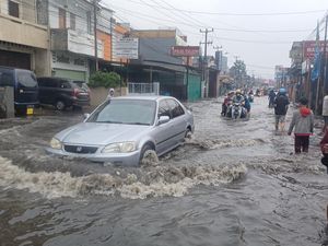 Banjir Terjang Kopo Sayati, Arus Lalu Lintas Tersendat Banjir Terjang Kopo Sayati, Arus Lalu Lintas Tersendat