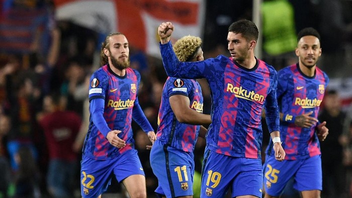 Barcelonas Spanish forward Ferran Torres (C) celebrates scoring his teams first goal during the Europa League football match between FC Barcelona and SSC Napoli at the Camp Nou stadium in Barcelona on February 17, 2022. (Photo by Josep LAGO / AFP)