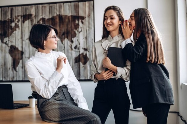 Berbisik di kantor/ Foto: Freepik.com