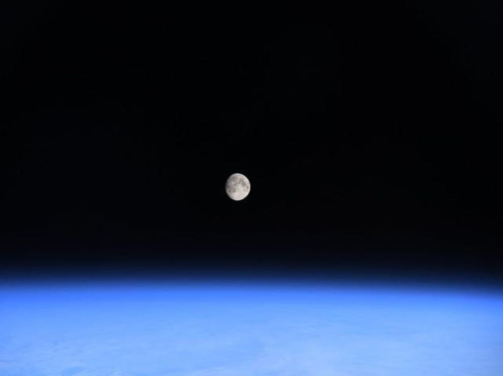 Jepretan Menakjubkan Bulan Purnama dari Luar Angkasa