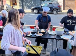 Diminta Cari Teman oleh Istrinya, Pria Ini Bikin Pesta Pancake Pinggir Jalan!