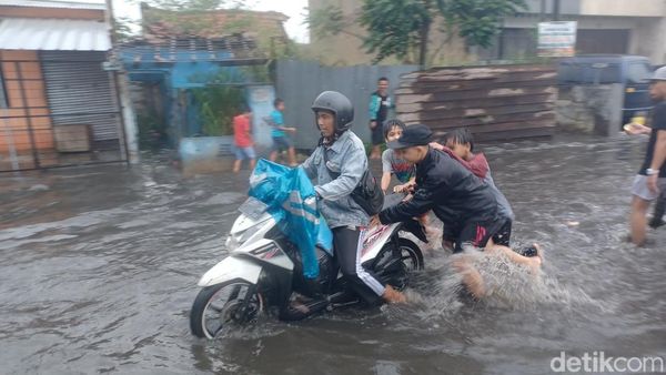 Dorong Motor, Warga Raup Rezeki di Banjir Kopo Sayati Bandung