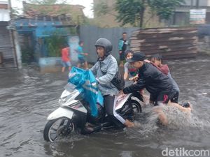 Dorong Motor, Warga Raup Rezeki di Banjir Kopo Sayati Bandung