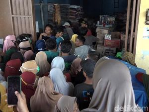 Emak-emak Antre Minyak Goreng di Sulbar Berdesakan-Saling Dorong